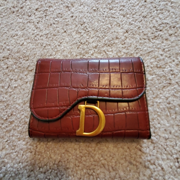 Faux croc leather letter d charm wallet - Picture 2 of 5